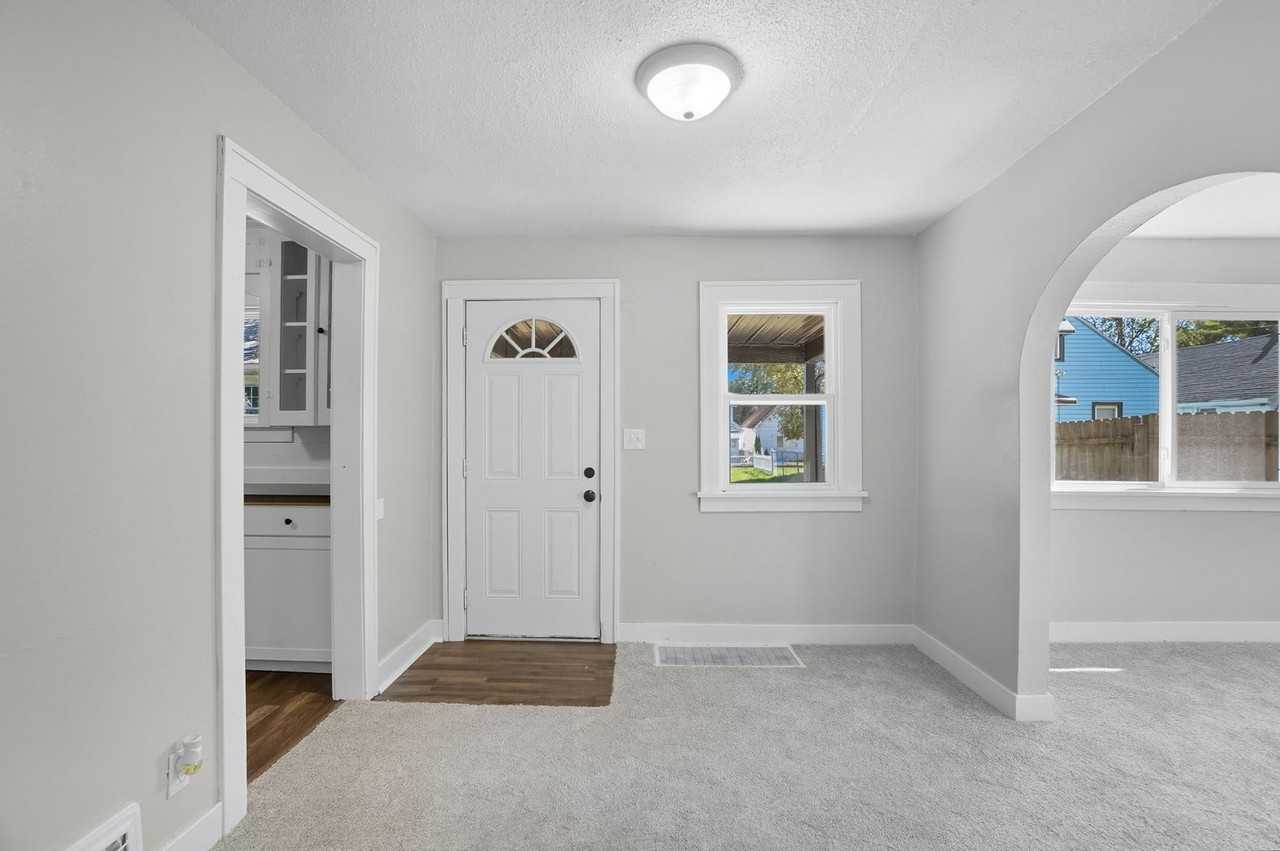 913 Coventry Ave - Photo 4 of 31