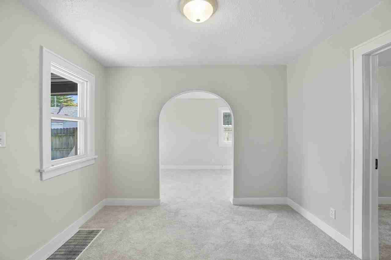 913 Coventry Ave - Photo 5 of 31