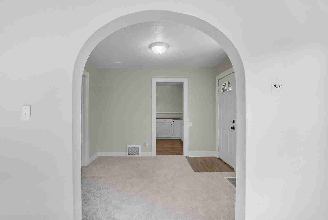 913 Coventry Ave - Photo 7 of 31