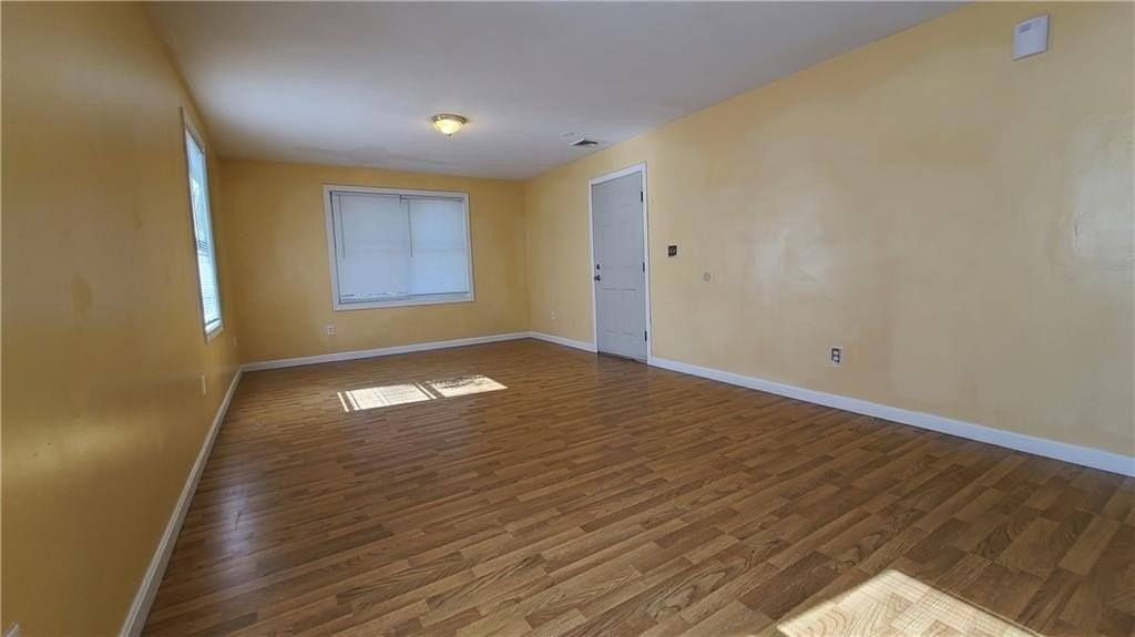 235 Wadsworth St - Photo 6 of 20