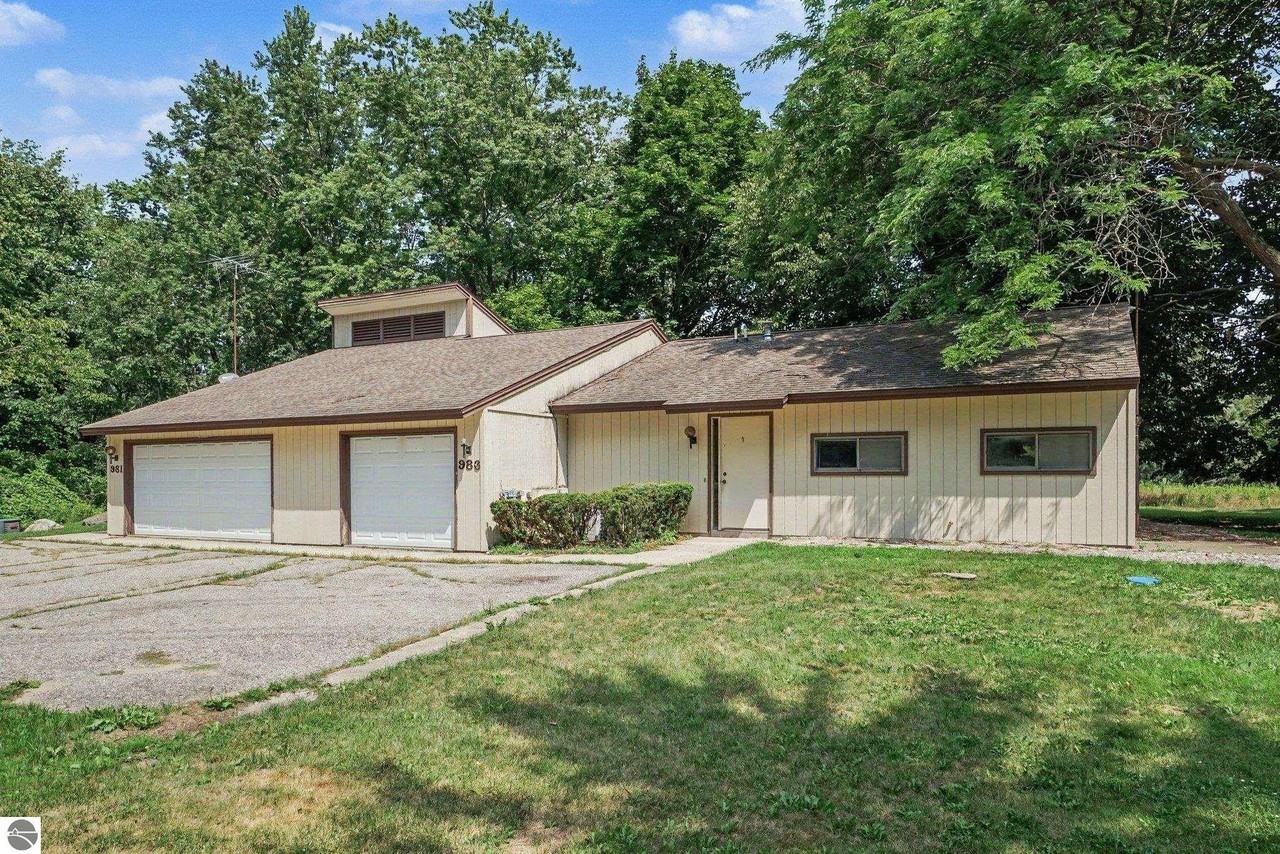 981 Meadowbrook Dr - Photo 2 of 9