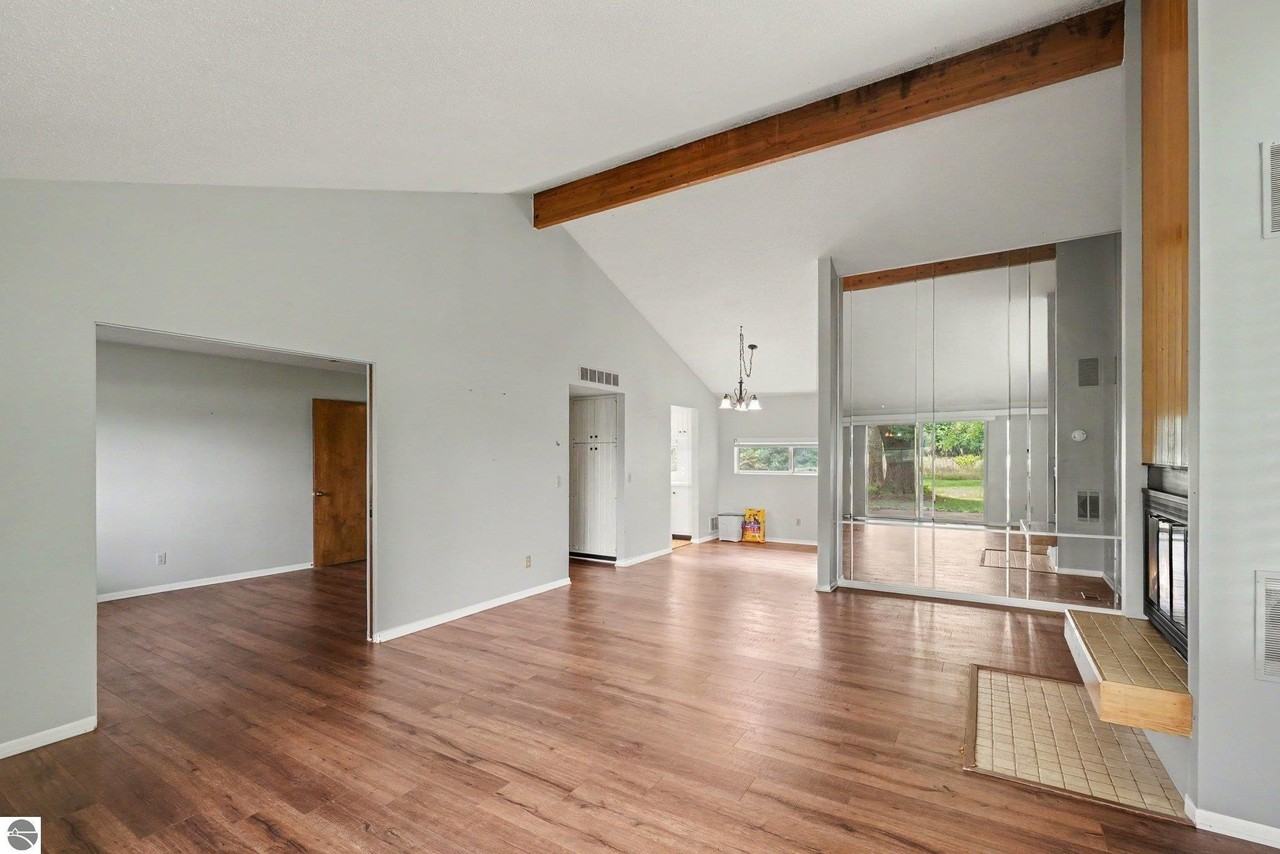 981 Meadowbrook Dr - Photo 3 of 9