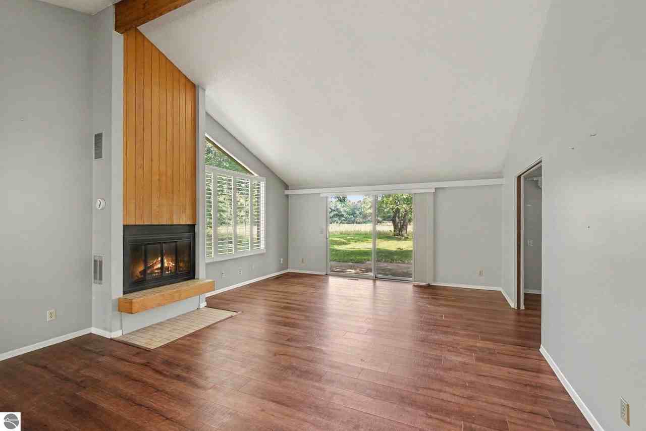 981 Meadowbrook Dr - Photo 4 of 9