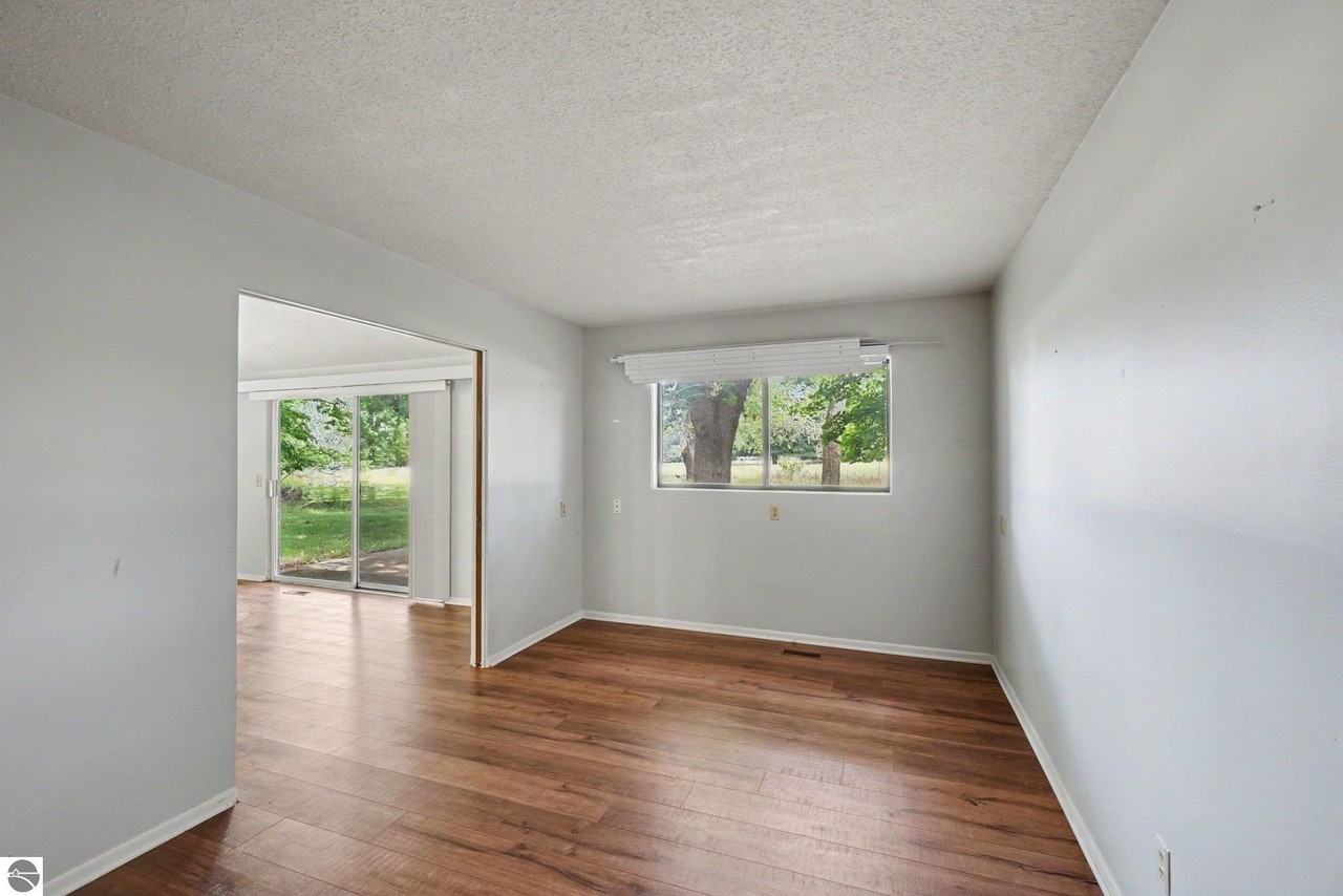981 Meadowbrook Dr - Photo 5 of 9
