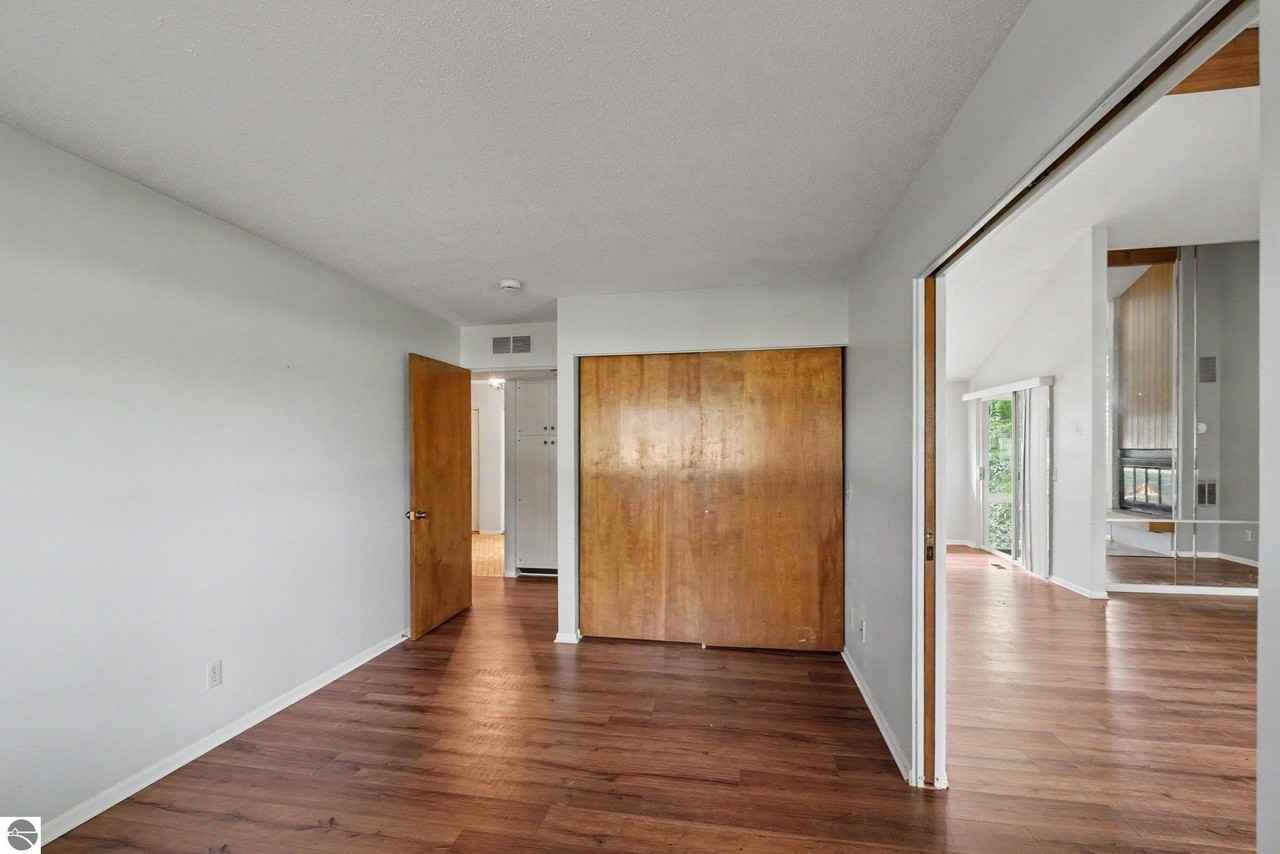 981 Meadowbrook Dr - Photo 6 of 9