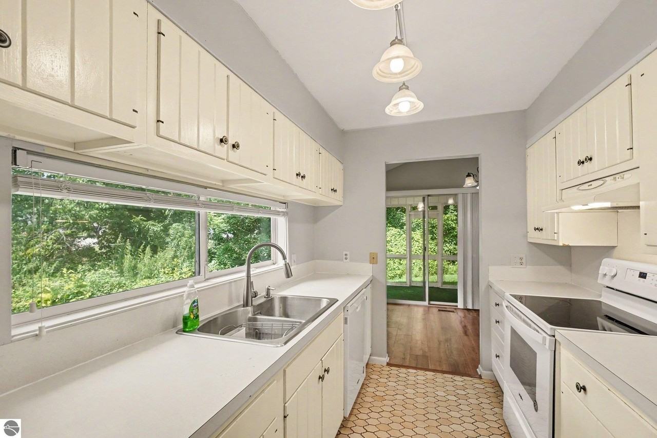 981 Meadowbrook Dr - Photo 7 of 9