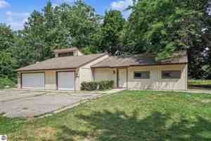 featured image of 983 Meadowbrook Dr