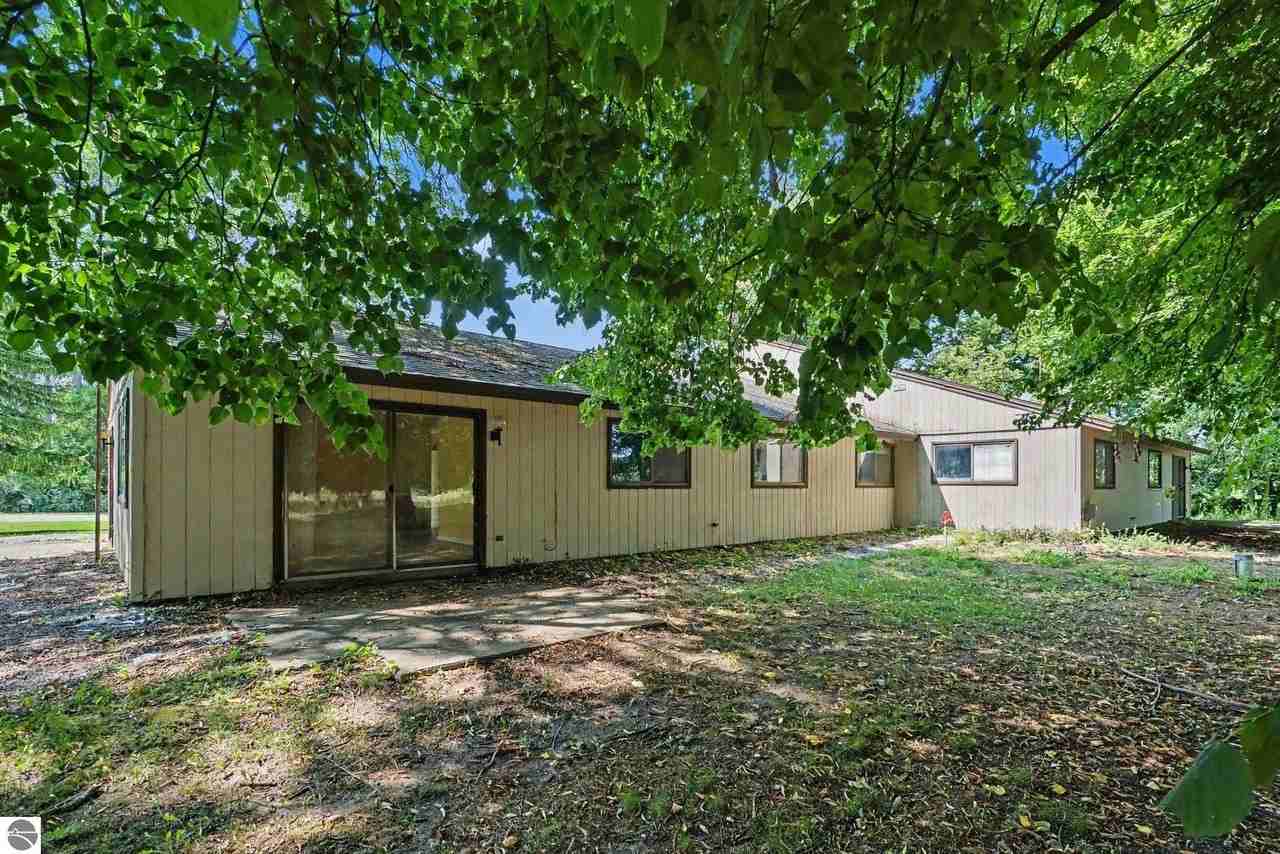 983 Meadowbrook Dr - Photo 2 of 15