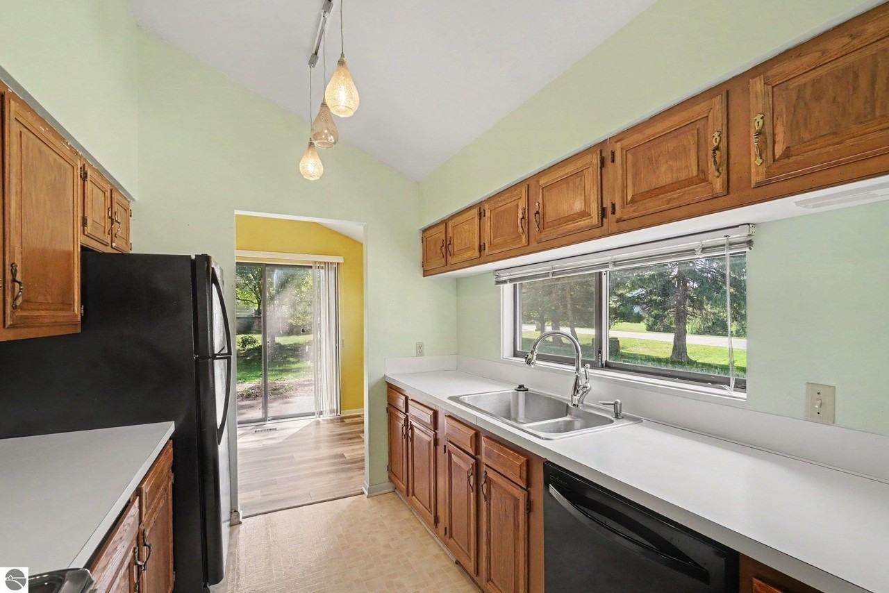 983 Meadowbrook Dr - Photo 4 of 15