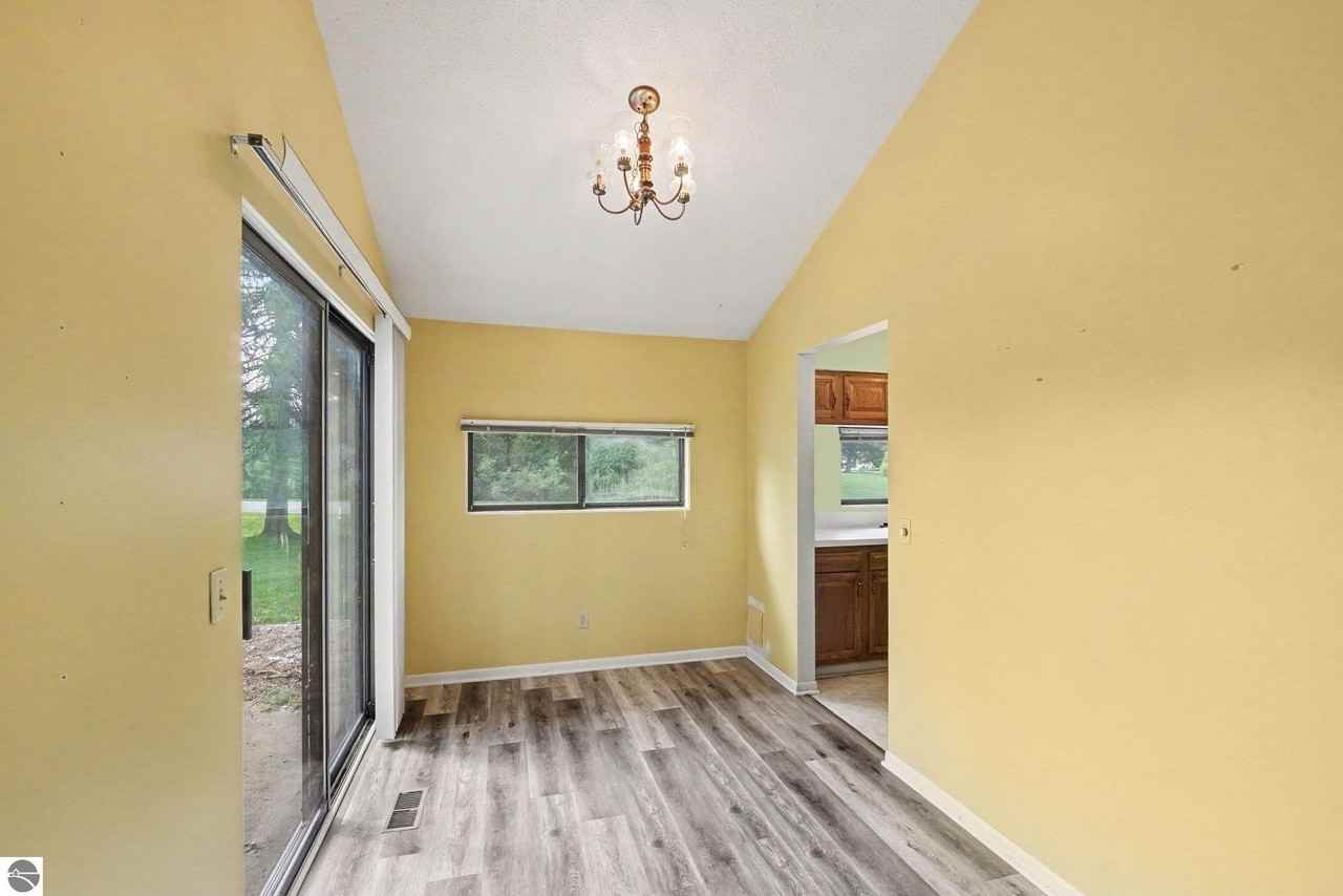 983 Meadowbrook Dr - Photo 5 of 15