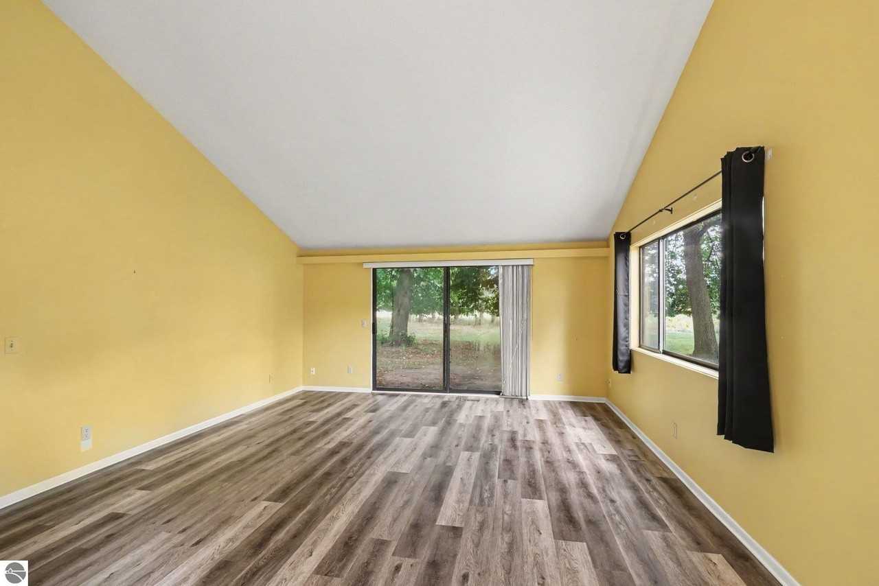 983 Meadowbrook Dr - Photo 6 of 15