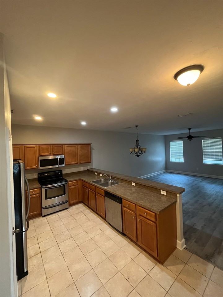 5600 Hampton Hill Cir - Photo 3 of 9