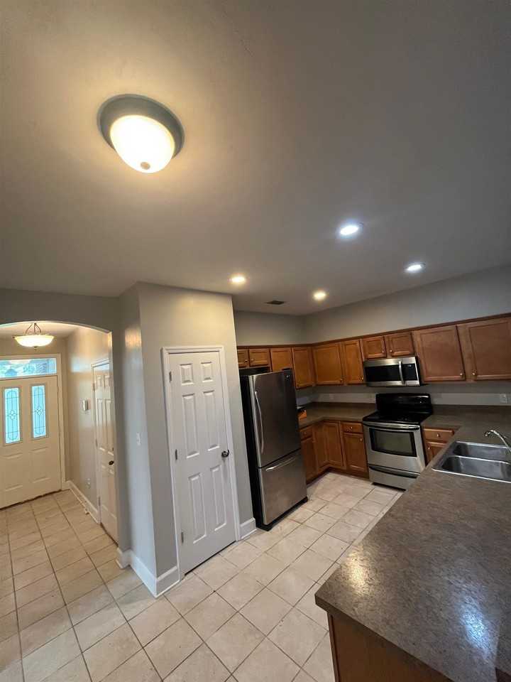 5600 Hampton Hill Cir - Photo 4 of 9