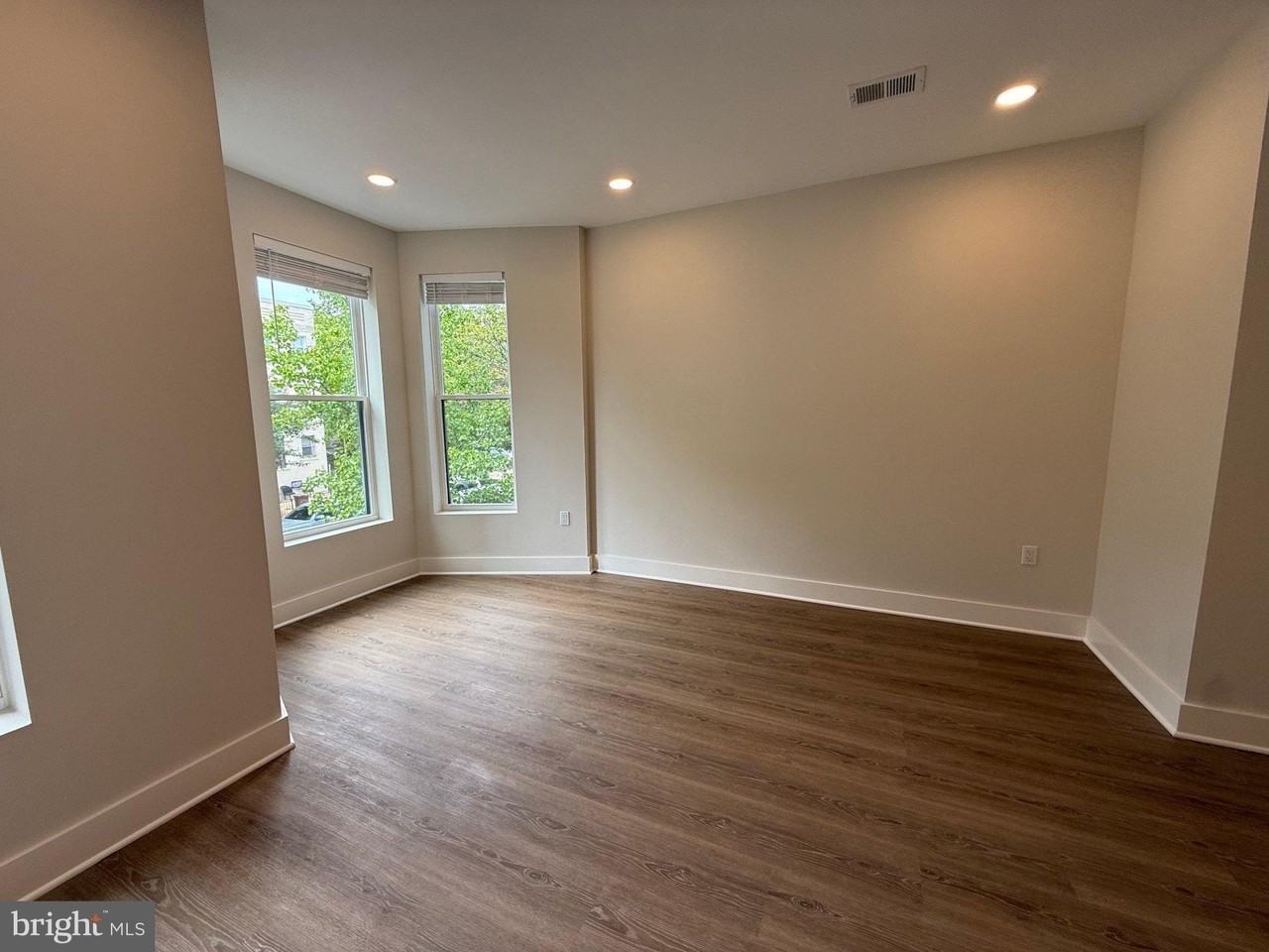 821 4th St Ne #B - Photo 2 of 32