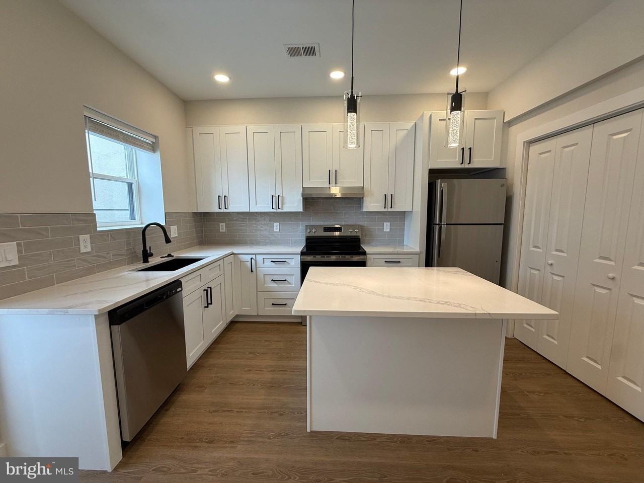 821 4th St Ne #B - Photo 3 of 32