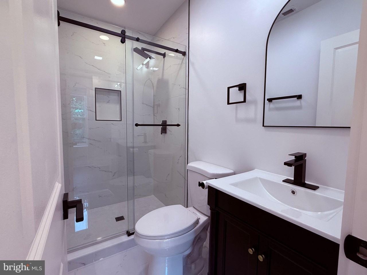 821 4th St Ne #B - Photo 4 of 32