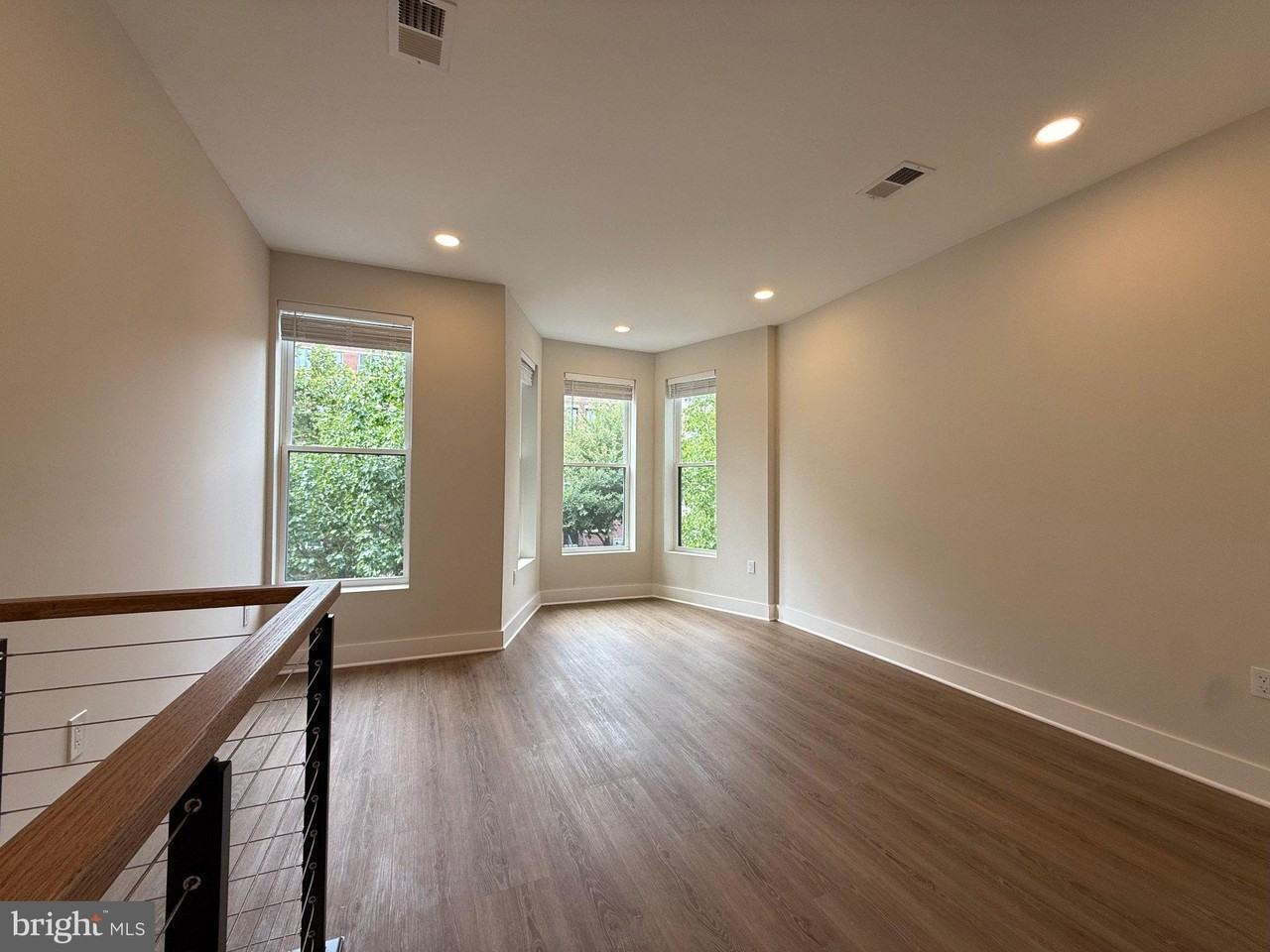 821 4th St Ne #B - Photo 5 of 32