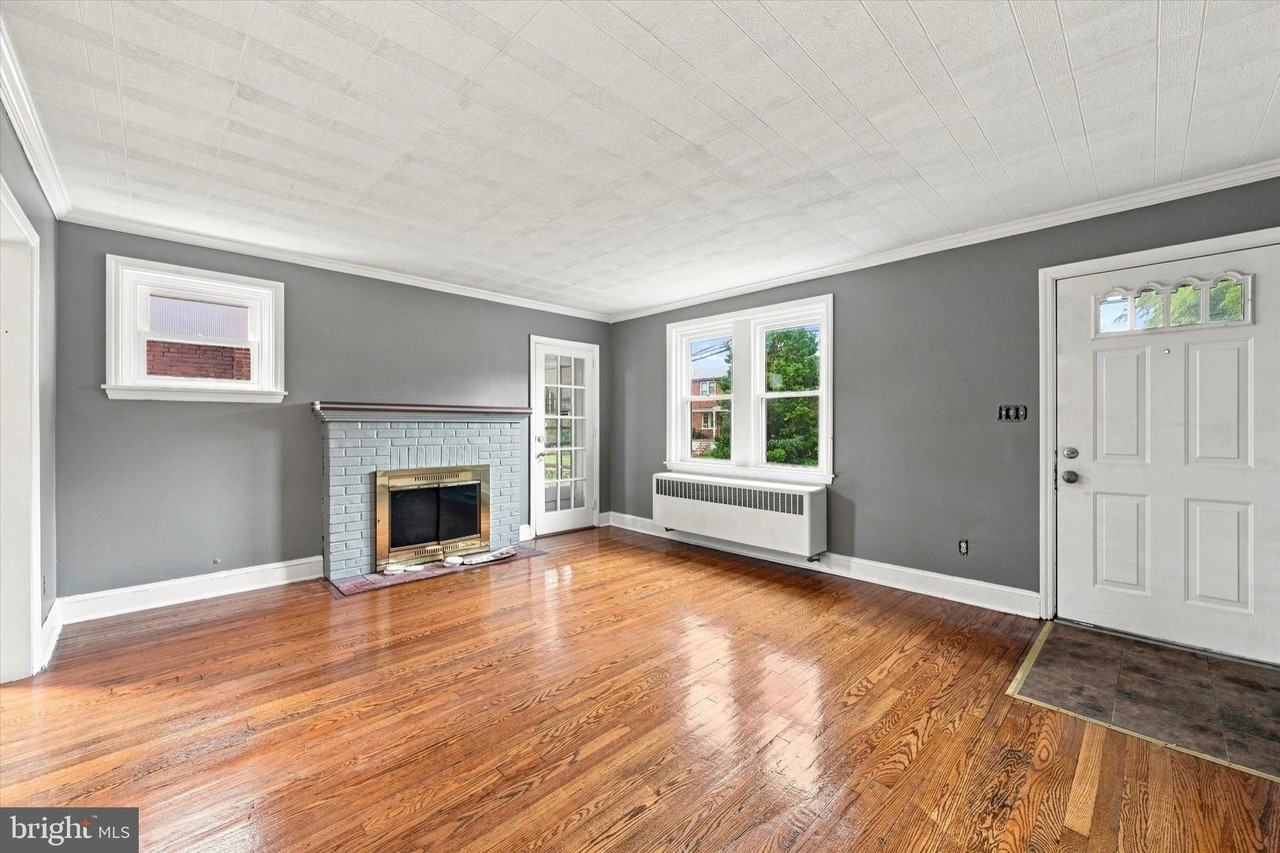 309 W 38th St - Photo 3 of 17