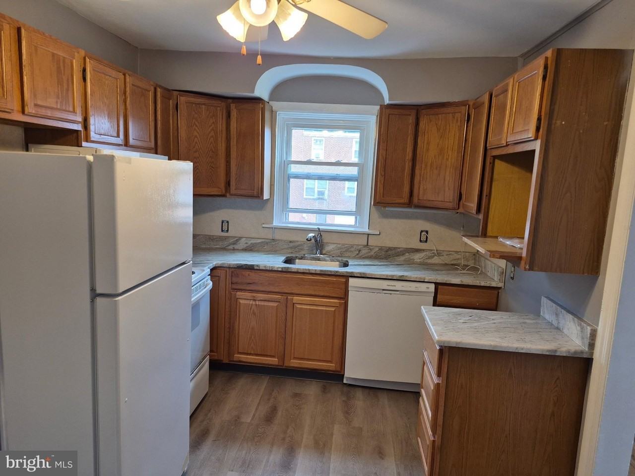 309 W 38th St - Photo 6 of 17