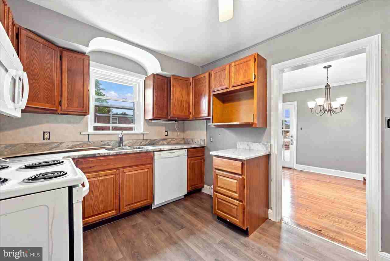 309 W 38th St - Photo 7 of 17