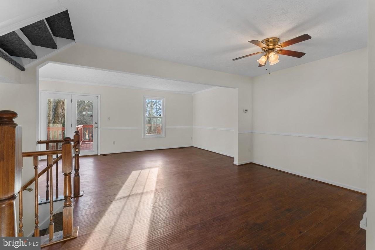2126 Commissary Cir - Photo 5 of 34