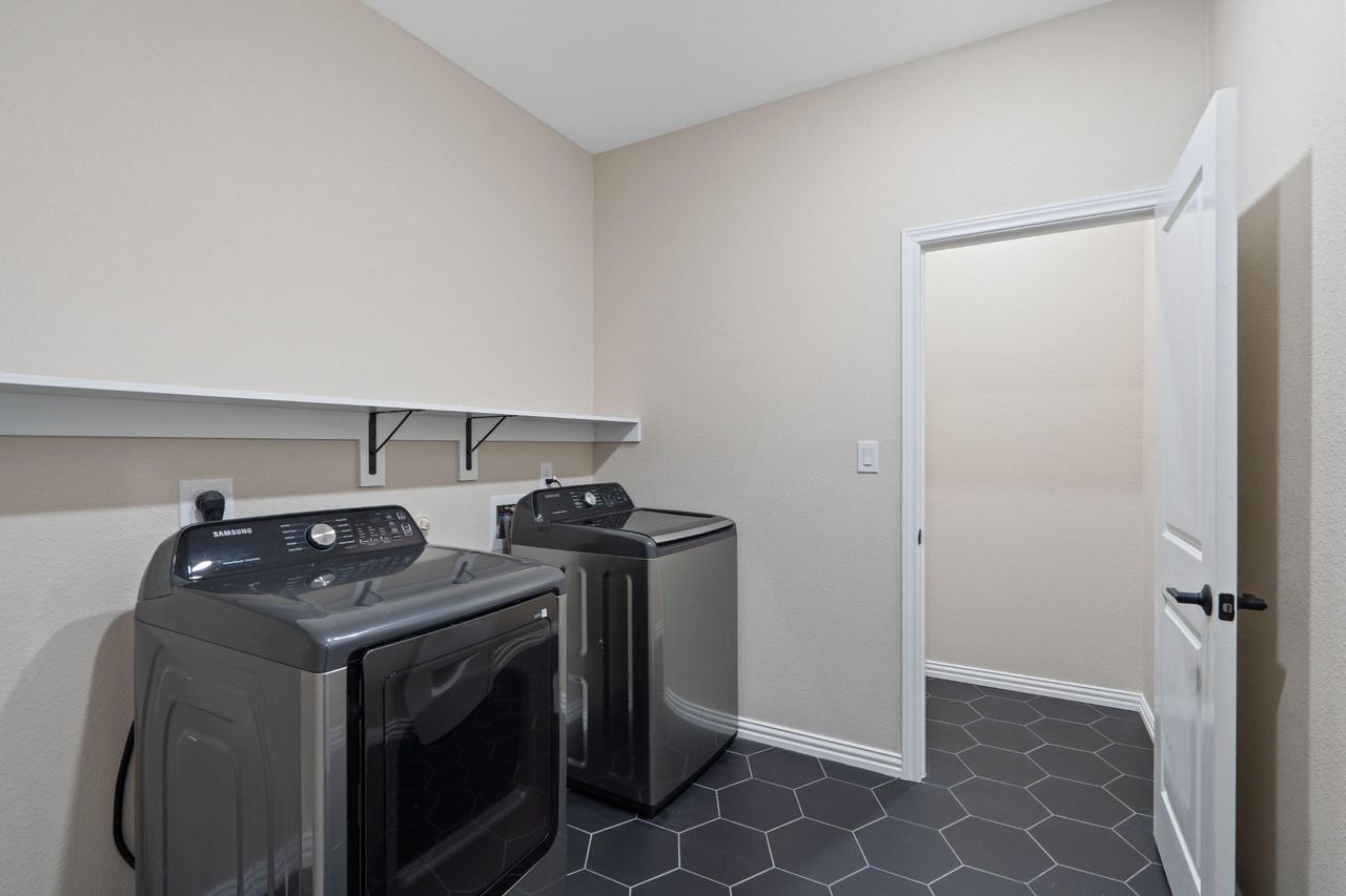 Carpenter Ave - Photo 2 of 8