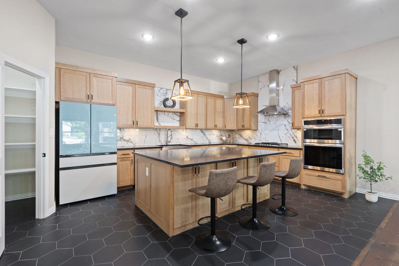 Carpenter Ave - Photo 3 of 8