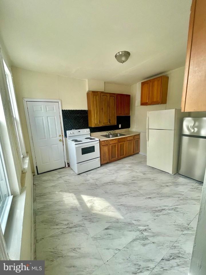 1815 Clifton Ave - Photo 6 of 7
