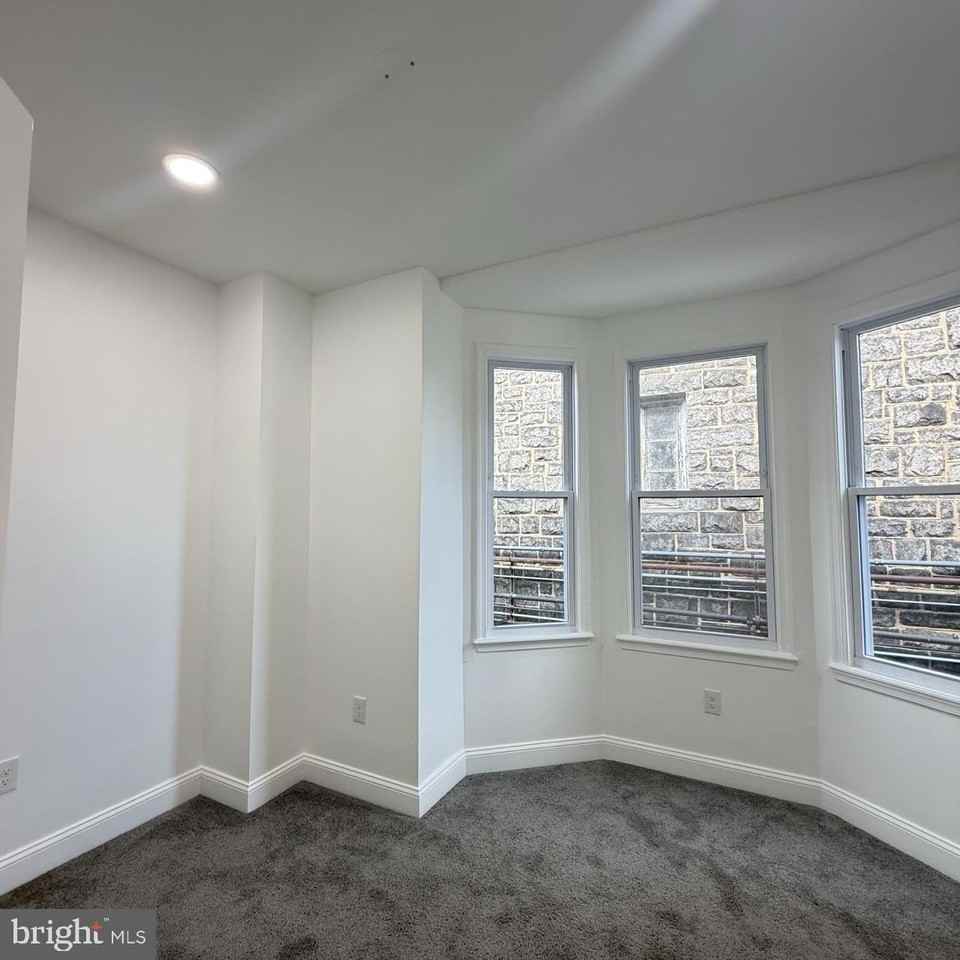 1432 E Lanvale St - Photo 7 of 37
