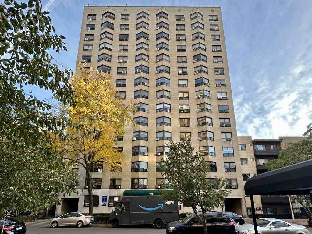 445 W Wellington Ave #15D