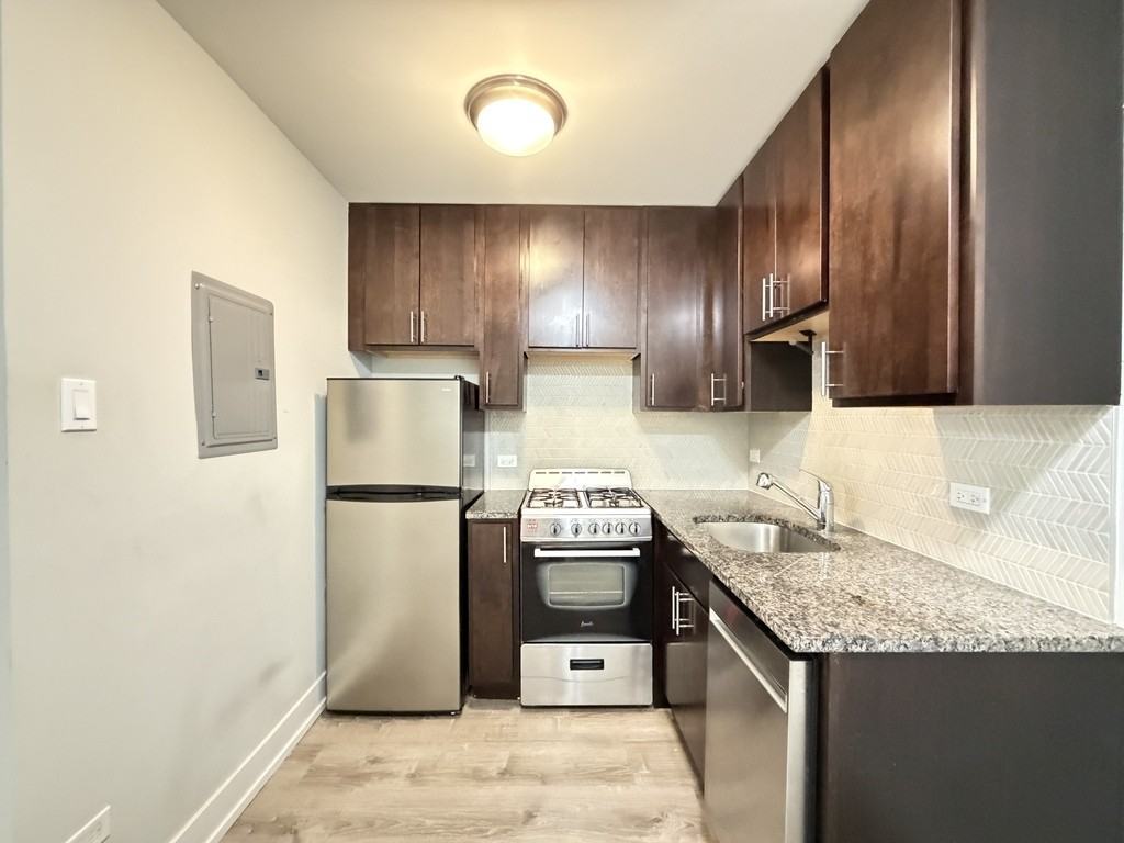 530 W Surf St #206 - Photo 2 of 21