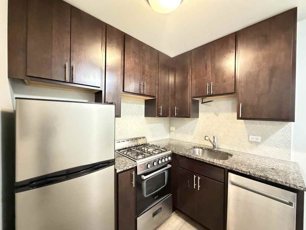 530 W Surf St #206 - Photo 3 of 21