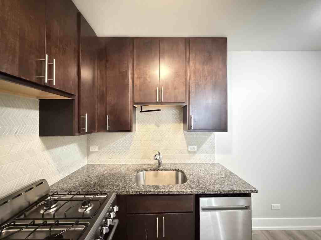 530 W Surf St #206 - Photo 4 of 21