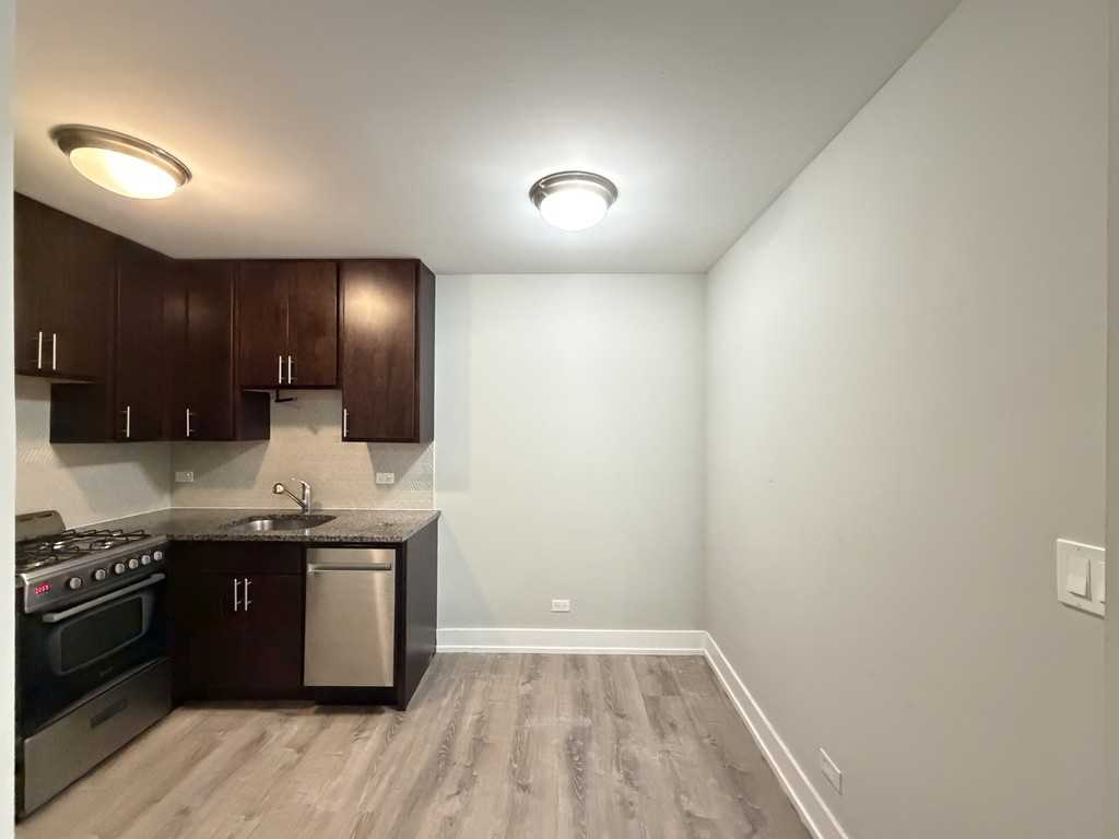 530 W Surf St #206 - Photo 5 of 21
