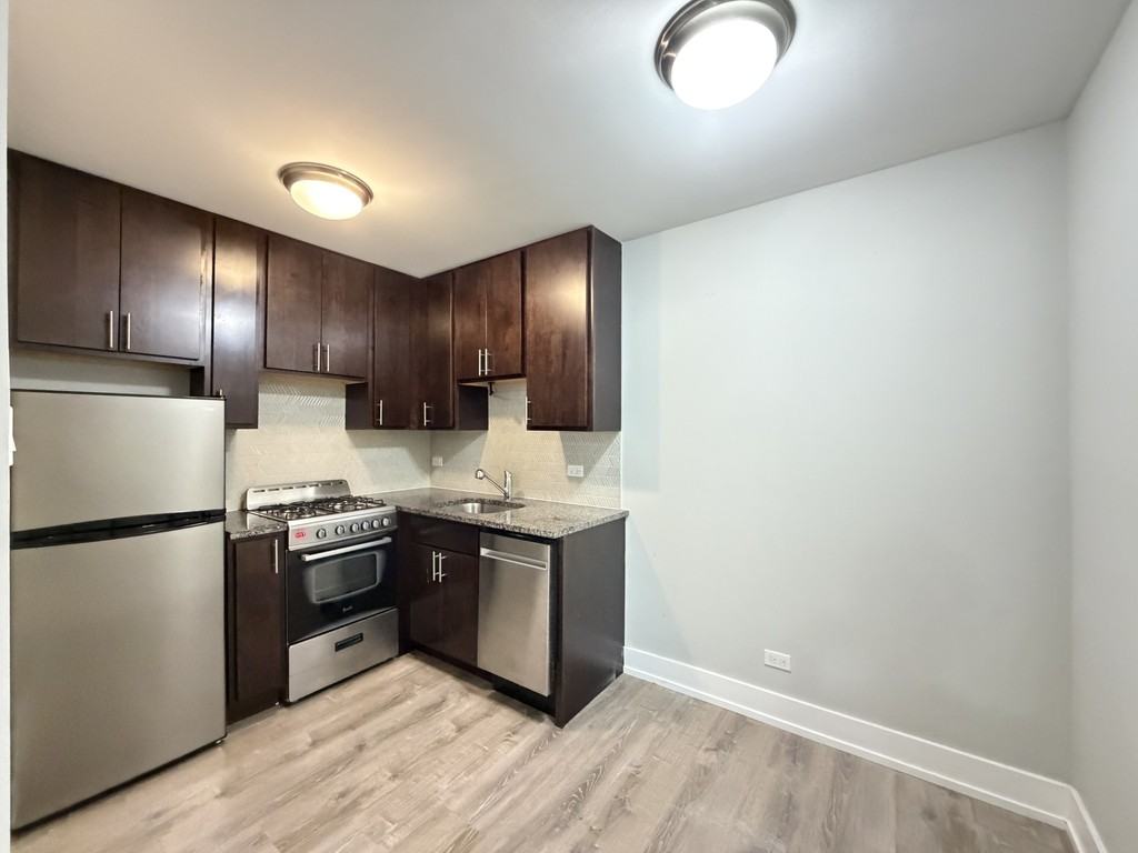 530 W Surf St #206 - Photo 6 of 21