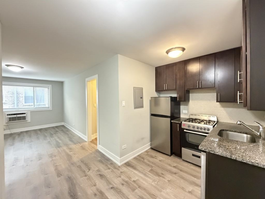 530 W Surf St #206 - Photo 7 of 21