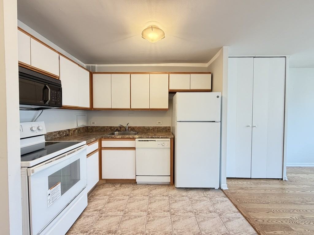 1344 N Dearborn St #12C - Photo 3 of 21