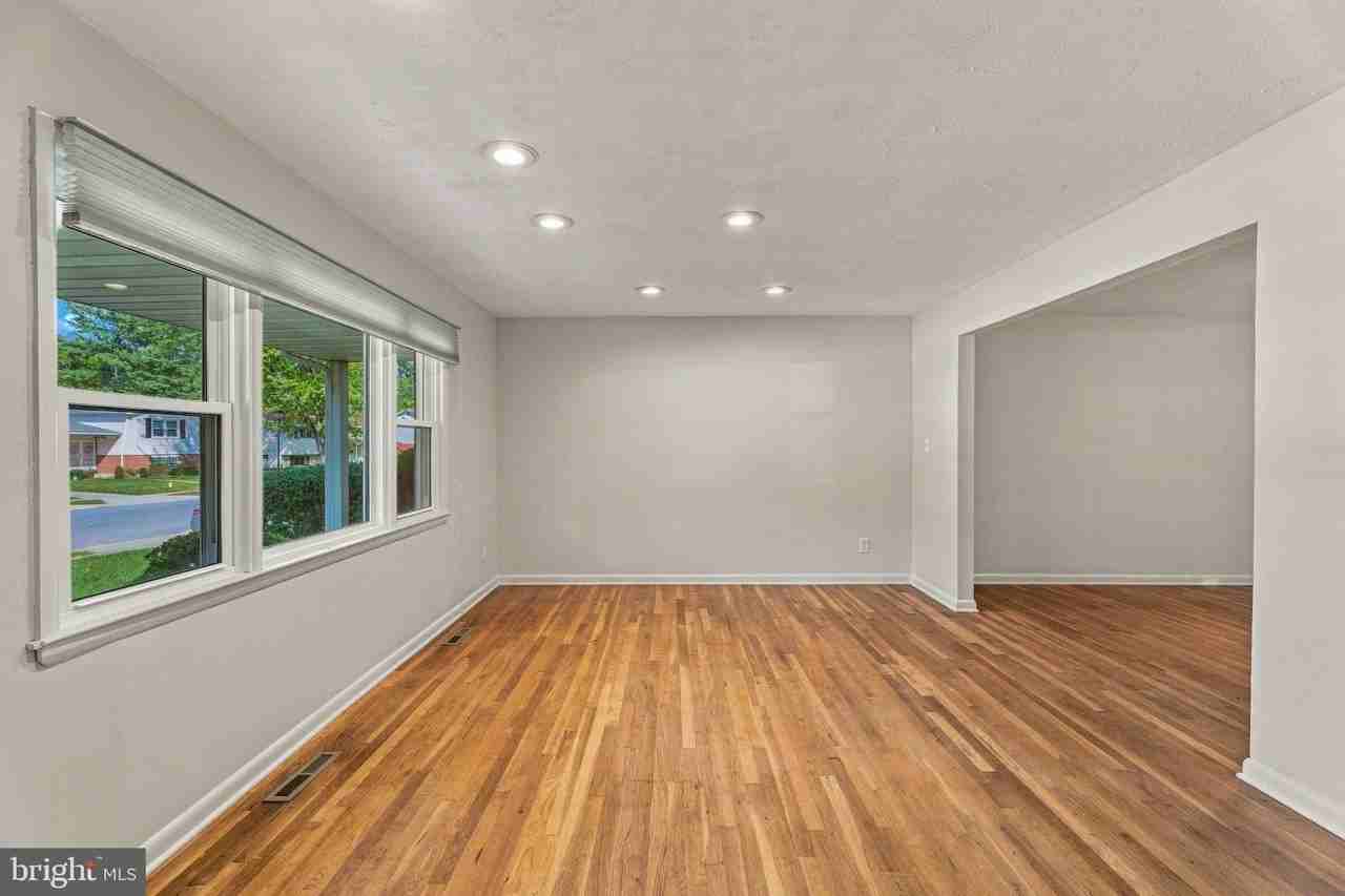 4631 Hawksbury Rd - Photo 3 of 39