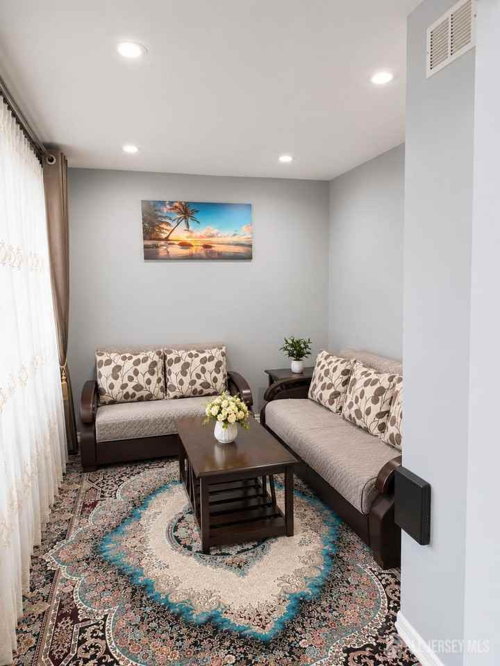 506 Jarrard St - Photo 4 of 16