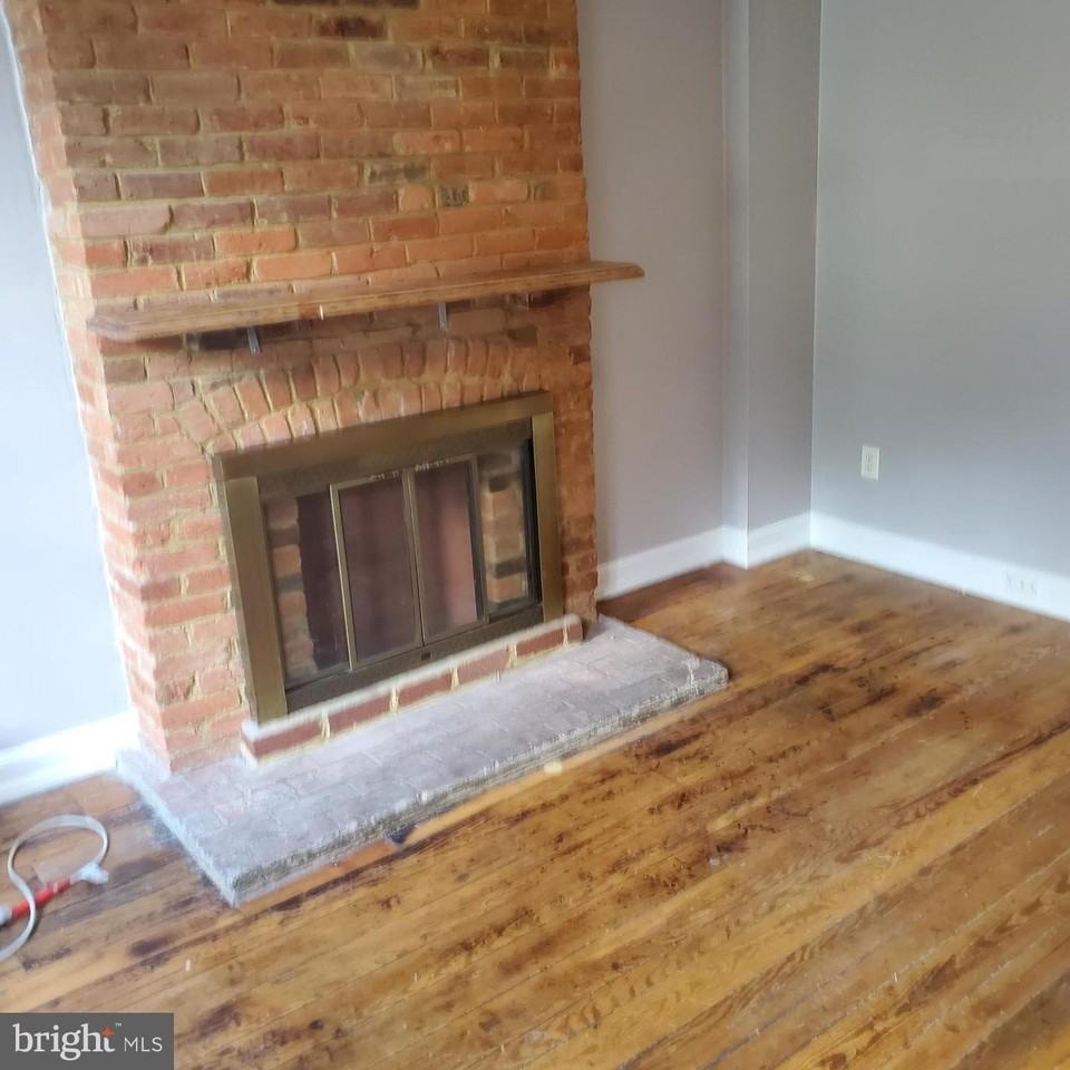 314 S Locust St - Photo 2 of 18