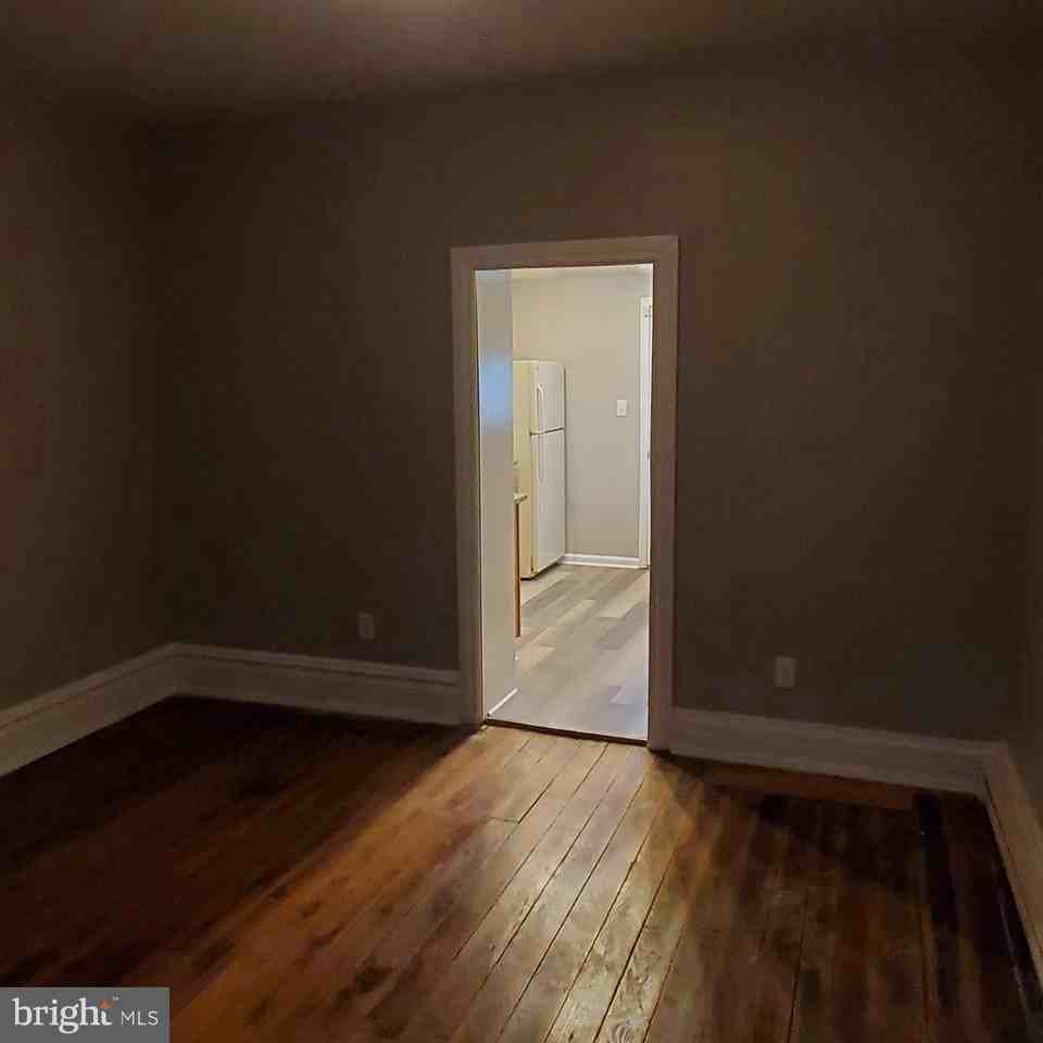 314 S Locust St - Photo 3 of 18