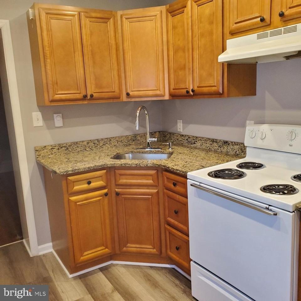 314 S Locust St - Photo 4 of 18