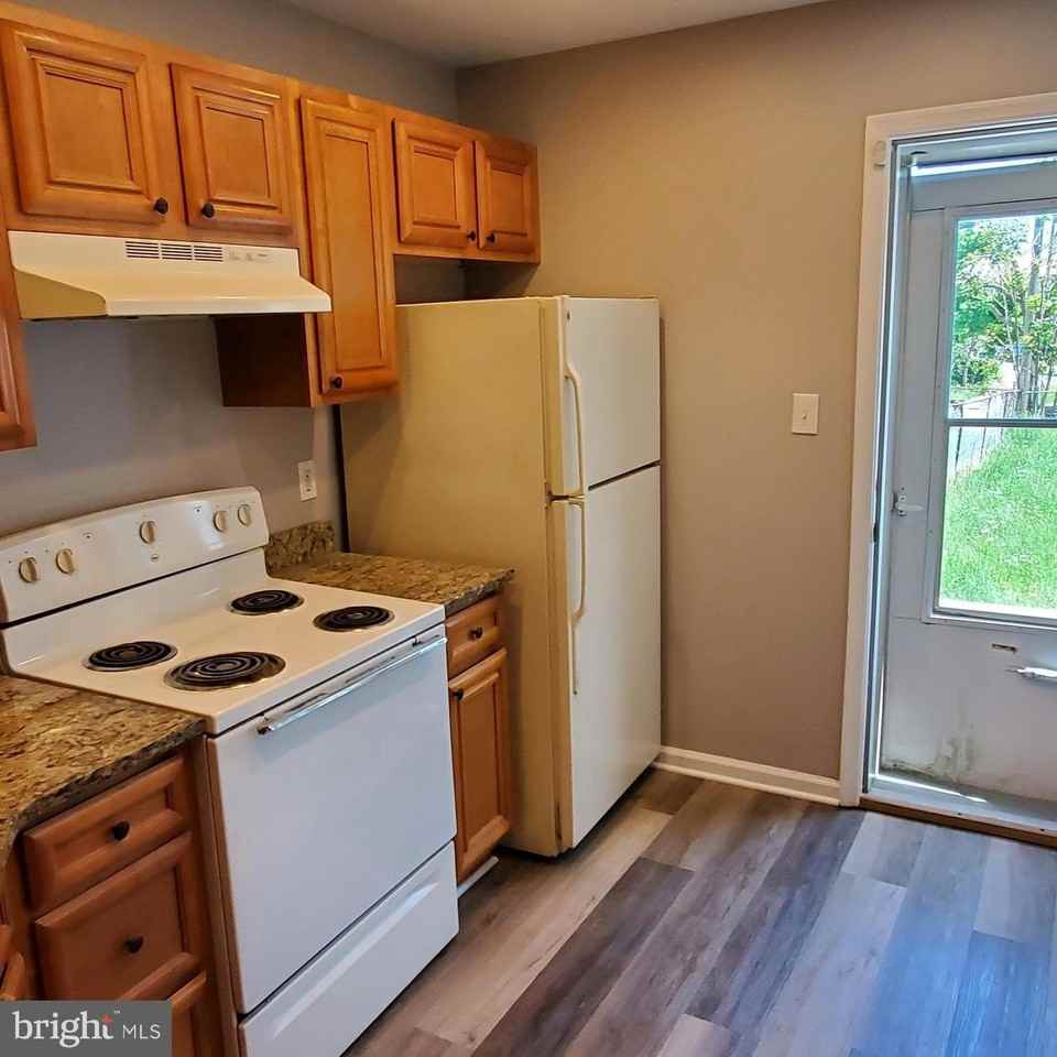 314 S Locust St - Photo 5 of 18