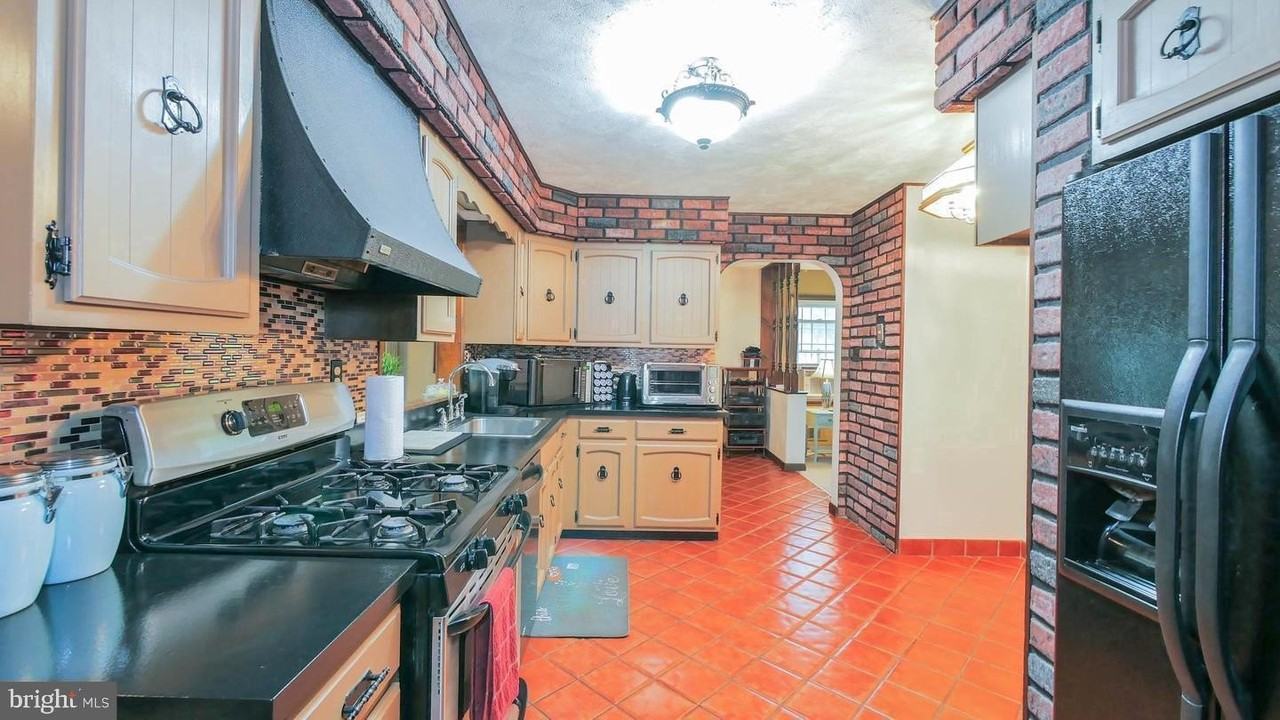 100 Kennedy Blvd - Photo 6 of 34