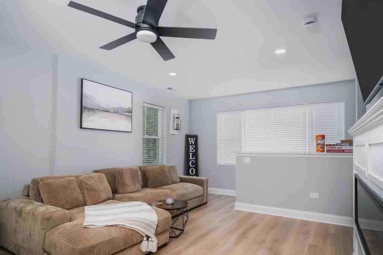 8 N York St #1374776P - Photo 4 of 50
