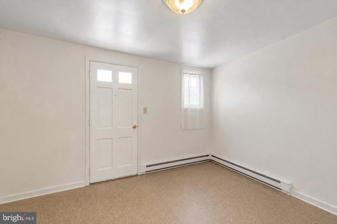 420 London Dr #4 - Photo 4 of 11