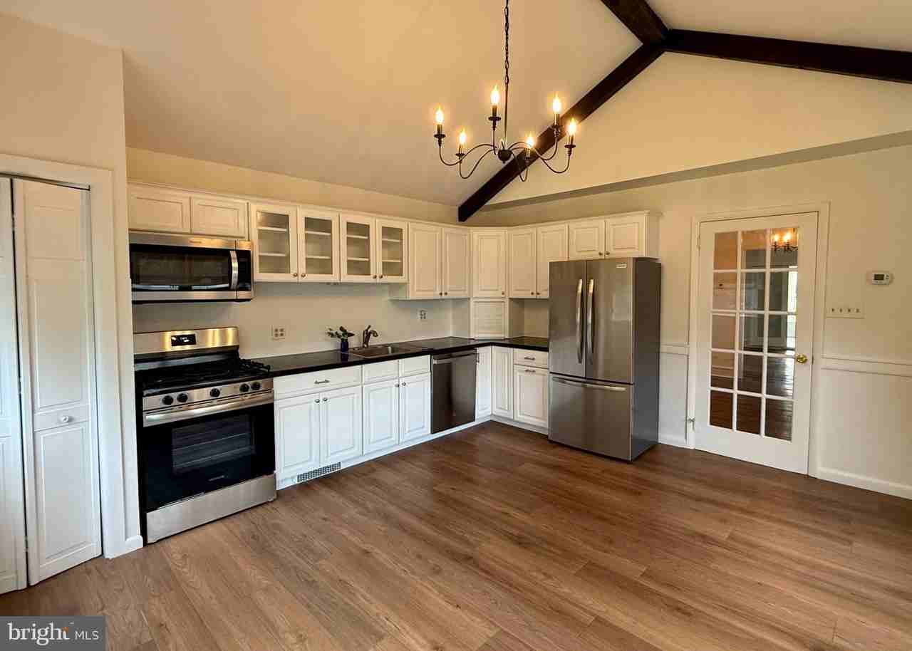 284 S Devon Ave - Photo 3 of 30