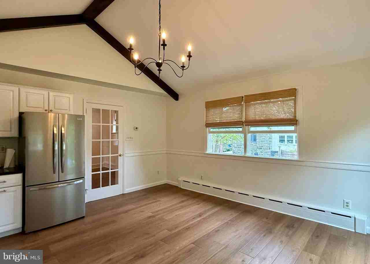 284 S Devon Ave - Photo 4 of 30