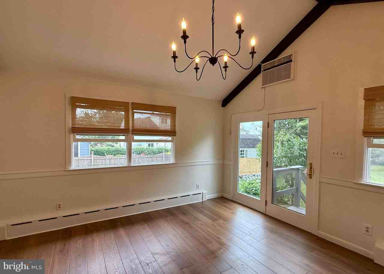 284 S Devon Ave - Photo 6 of 30