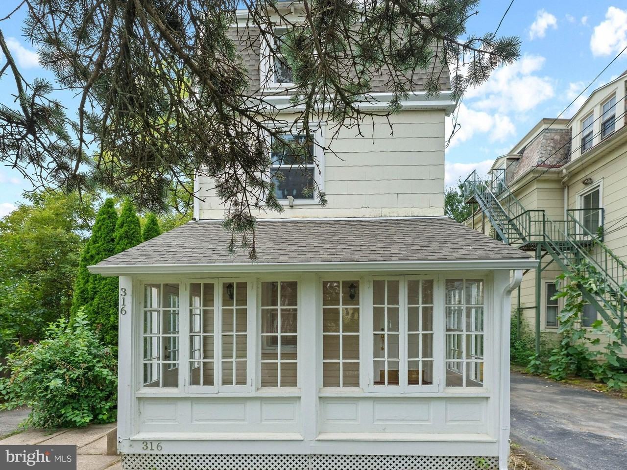 316 Locust Ave - Photo 3 of 40